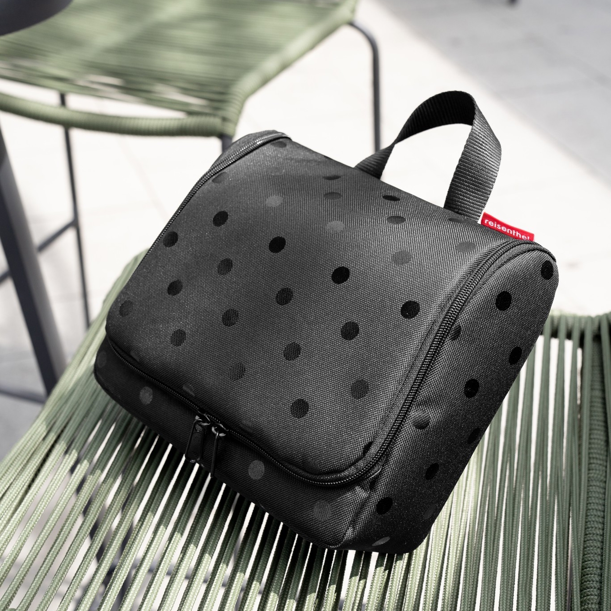 reisenthel - toiletbag XL - glossy dots black reisenthel - toiletbag XL - glossy dots black