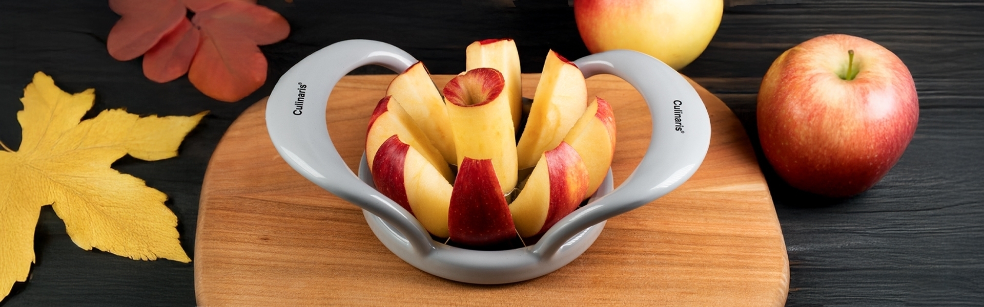 Apfelschneider teilt frischen Apfel in Spalten