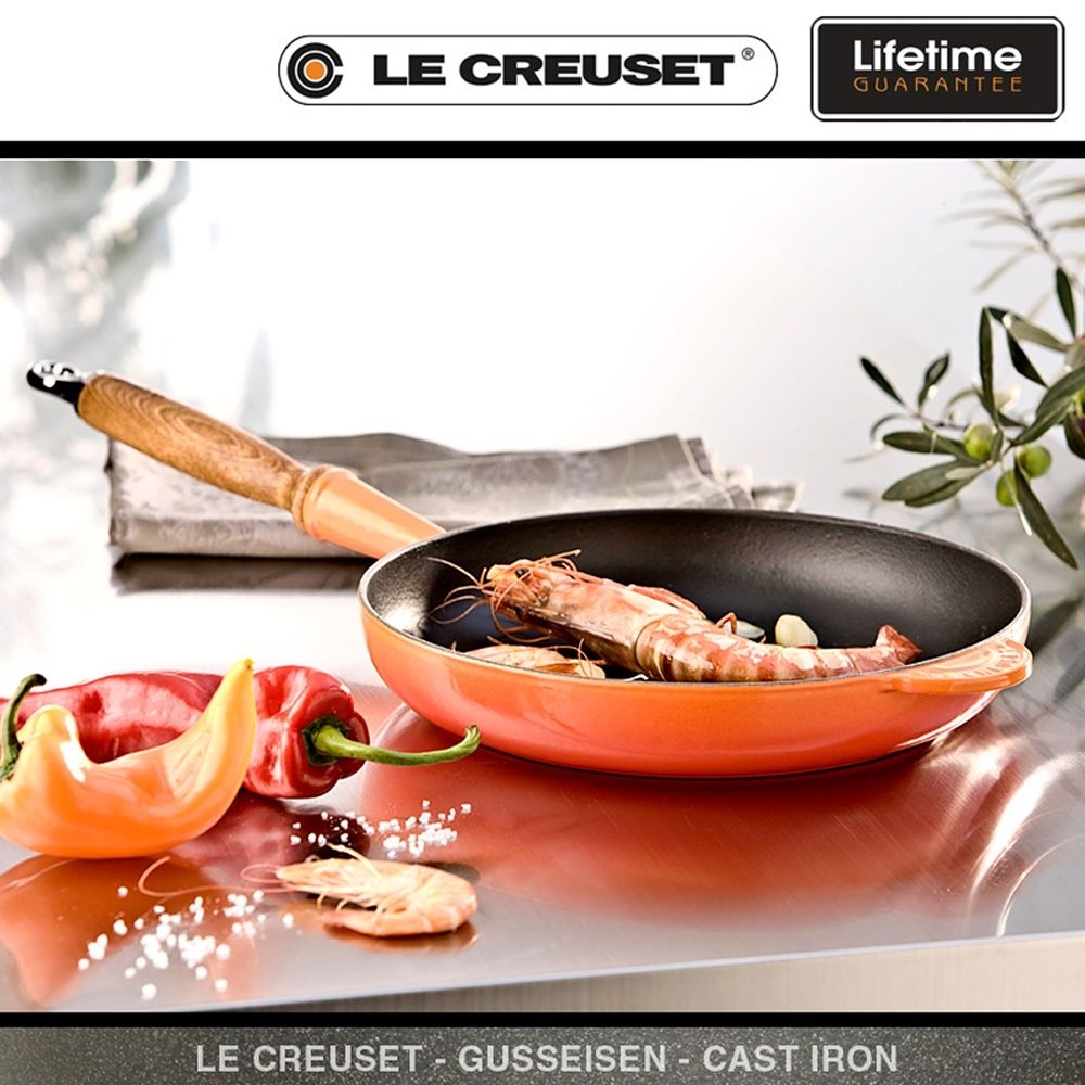 Le Creuset - Frypan with wooden handle 26 cm - Flame Le Creuset - Frypan with wooden handle 26 cm - Flame