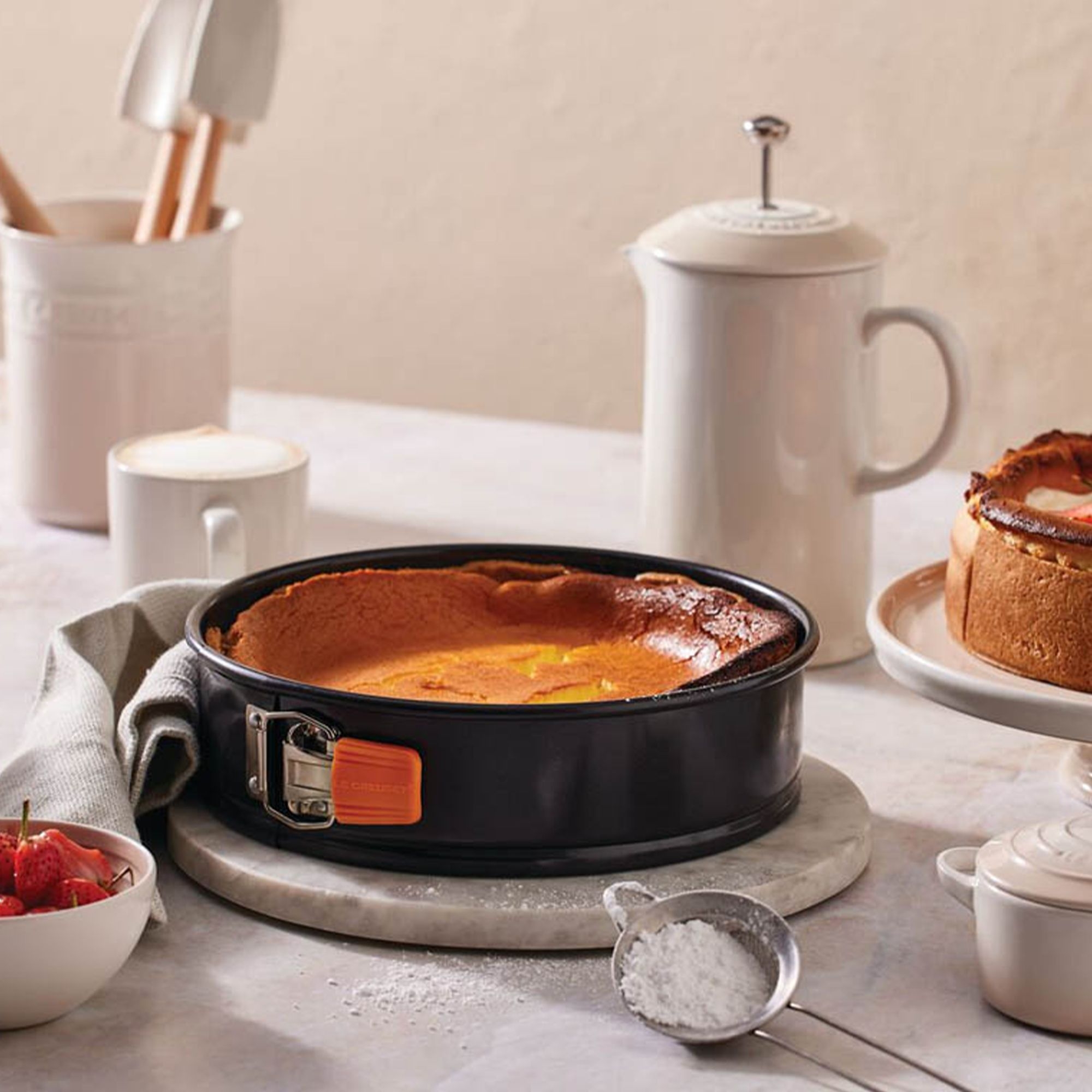 Runde antihaft Springform mit frisch gebackenem Kuchen