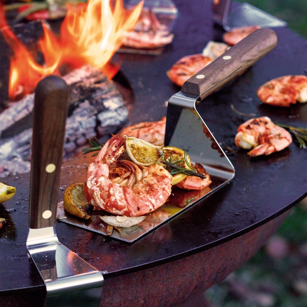 Grillspachtel mit Garnelen und Zitrone auf Feuerplatte