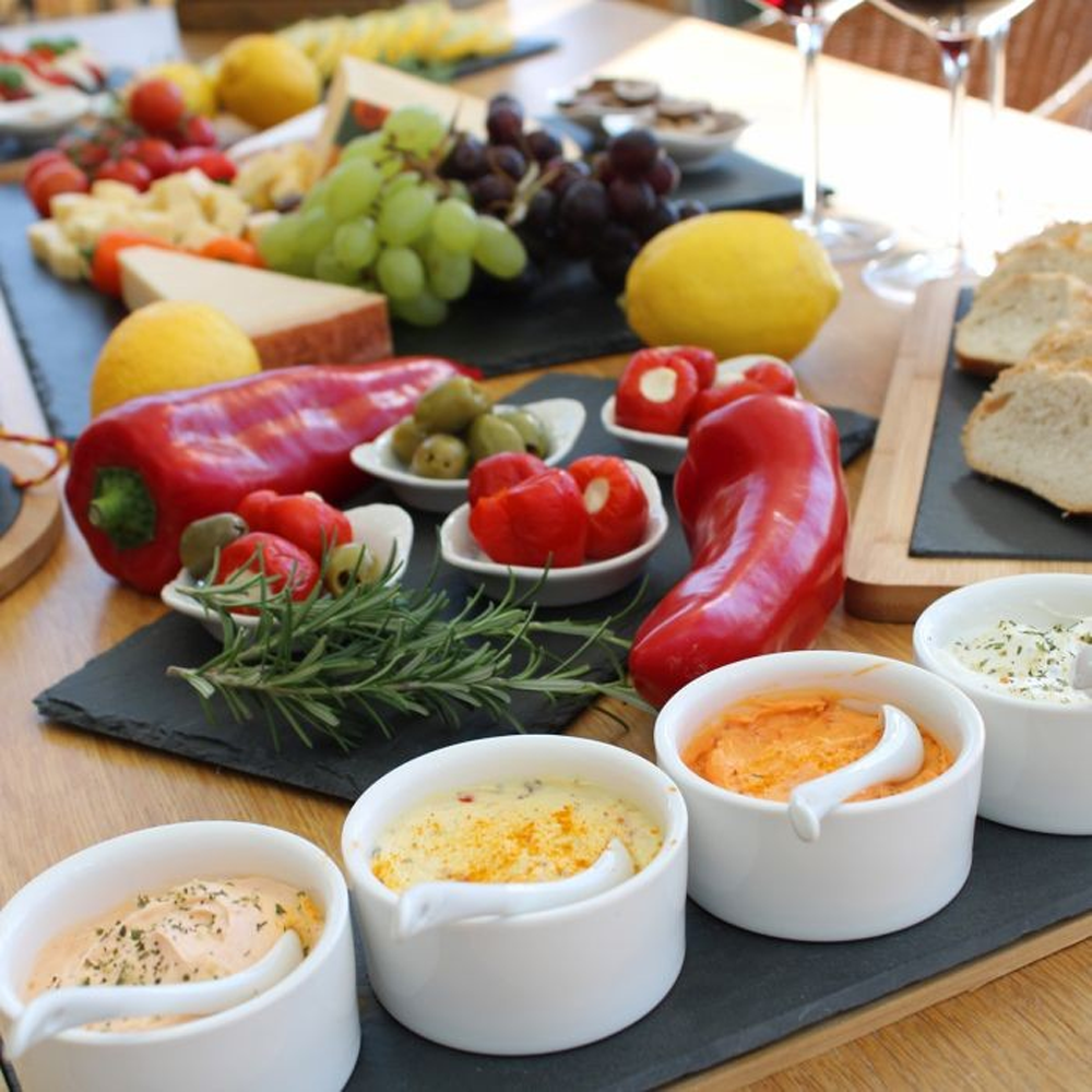 Bunte mediterrane Antipasti mit Gemüse, Käse und Dips