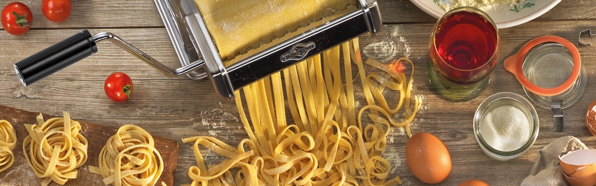 Frische Tagliatelle aus der manuellen Nudelmaschine