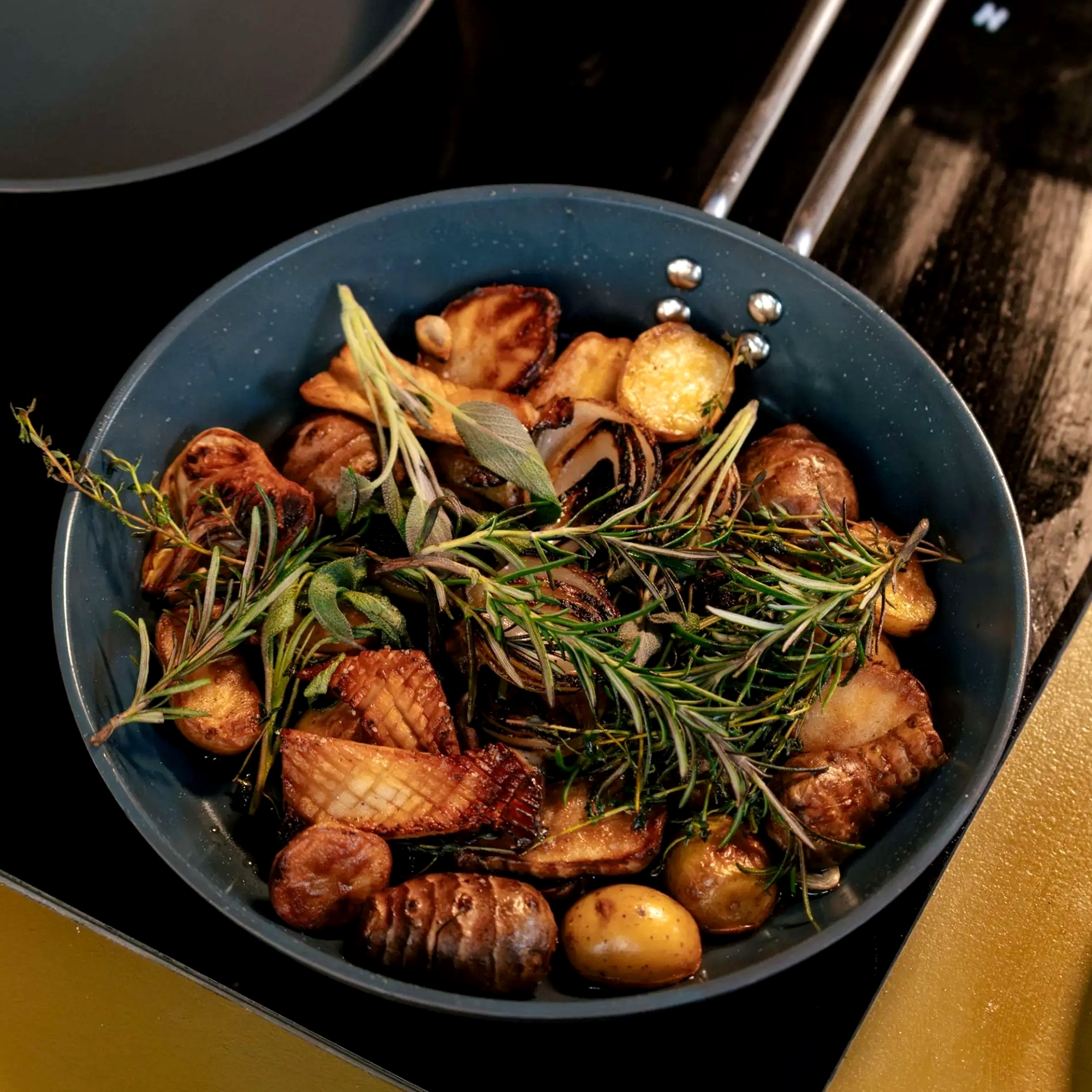 Eva Trio - Professional Frying pan 28 cm | Slip-Let® Laser Titanium