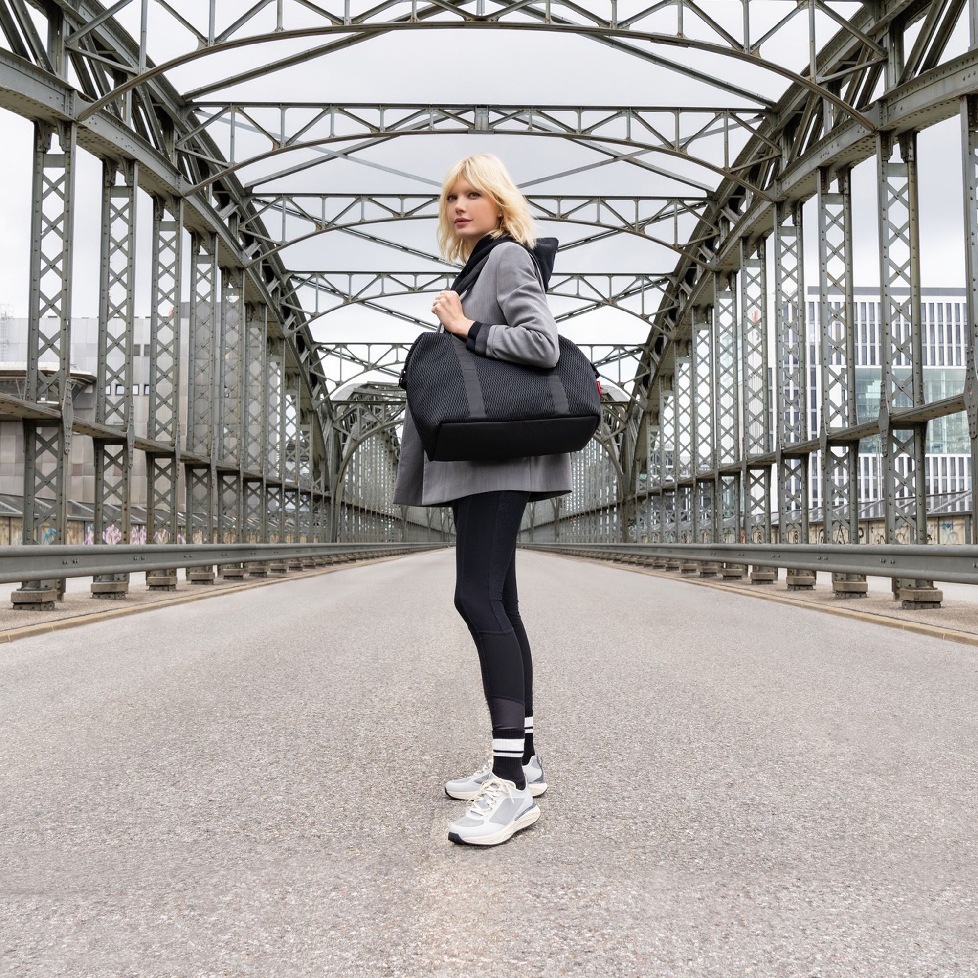 reisenthel - extralite weekender L - mesh black