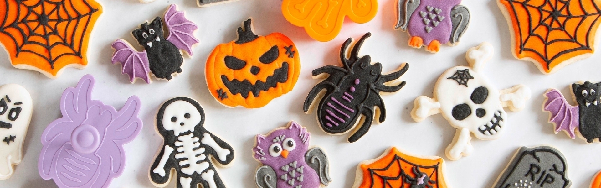 Verschiedene bunt verzierte Halloween-Kekse