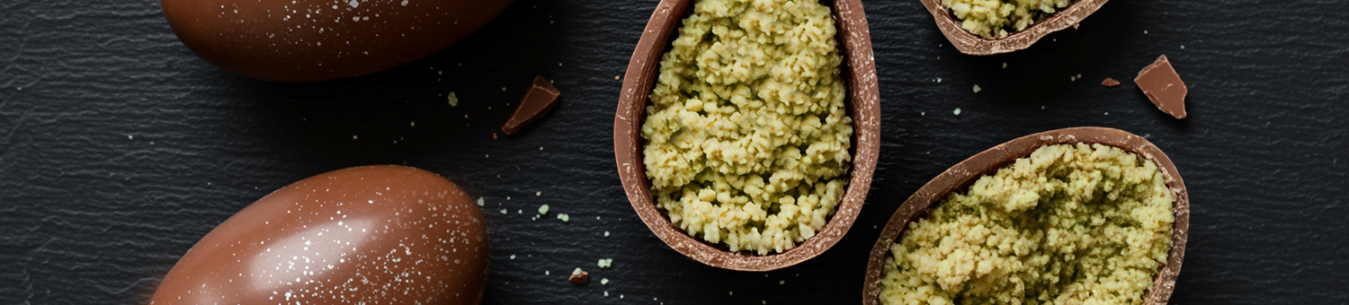 Halbe Schokoladeneier mit cremiger Pistazienfüllung