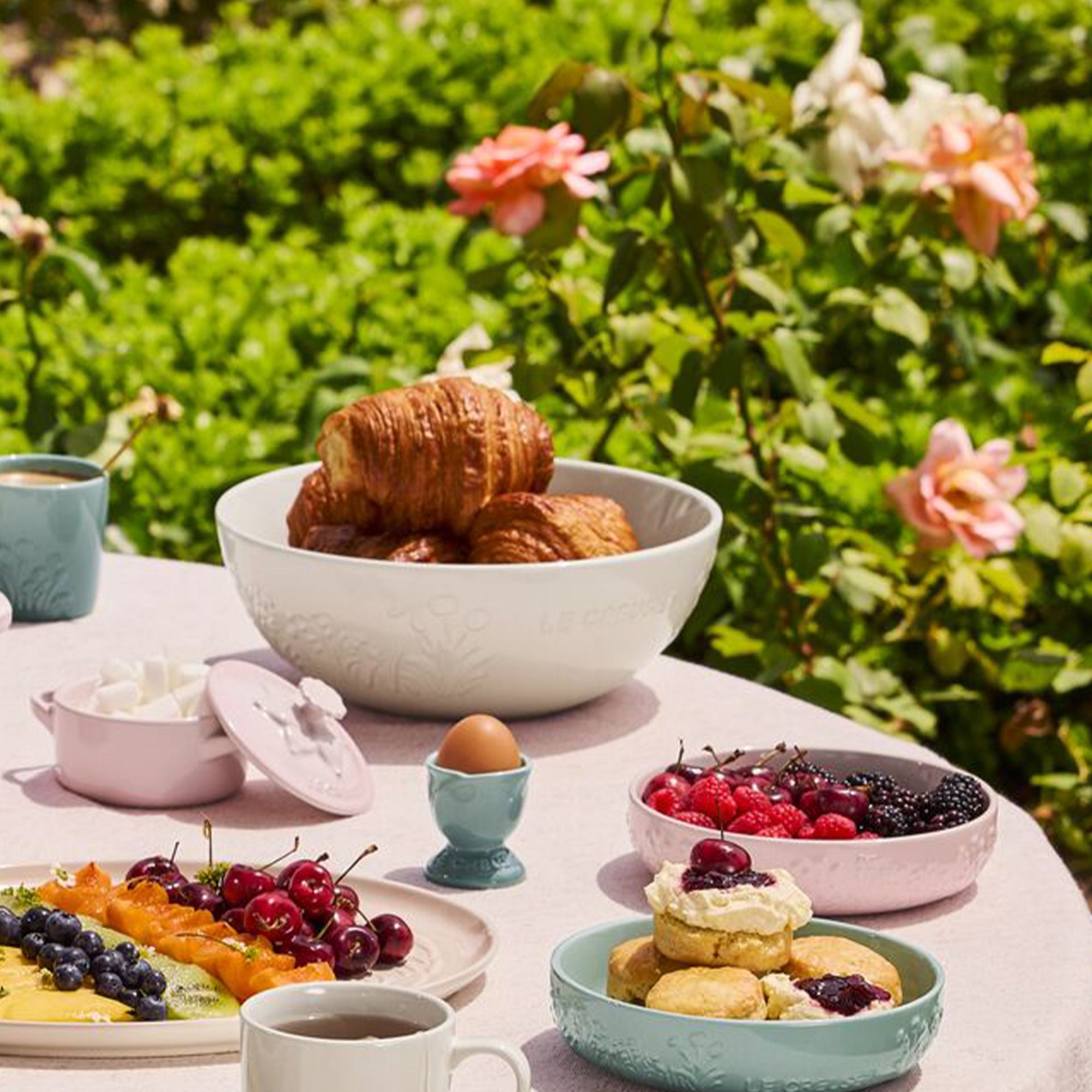 Le Creuset - Stoneware Serving Bowl 25 cm - Jardin - Shell Pink