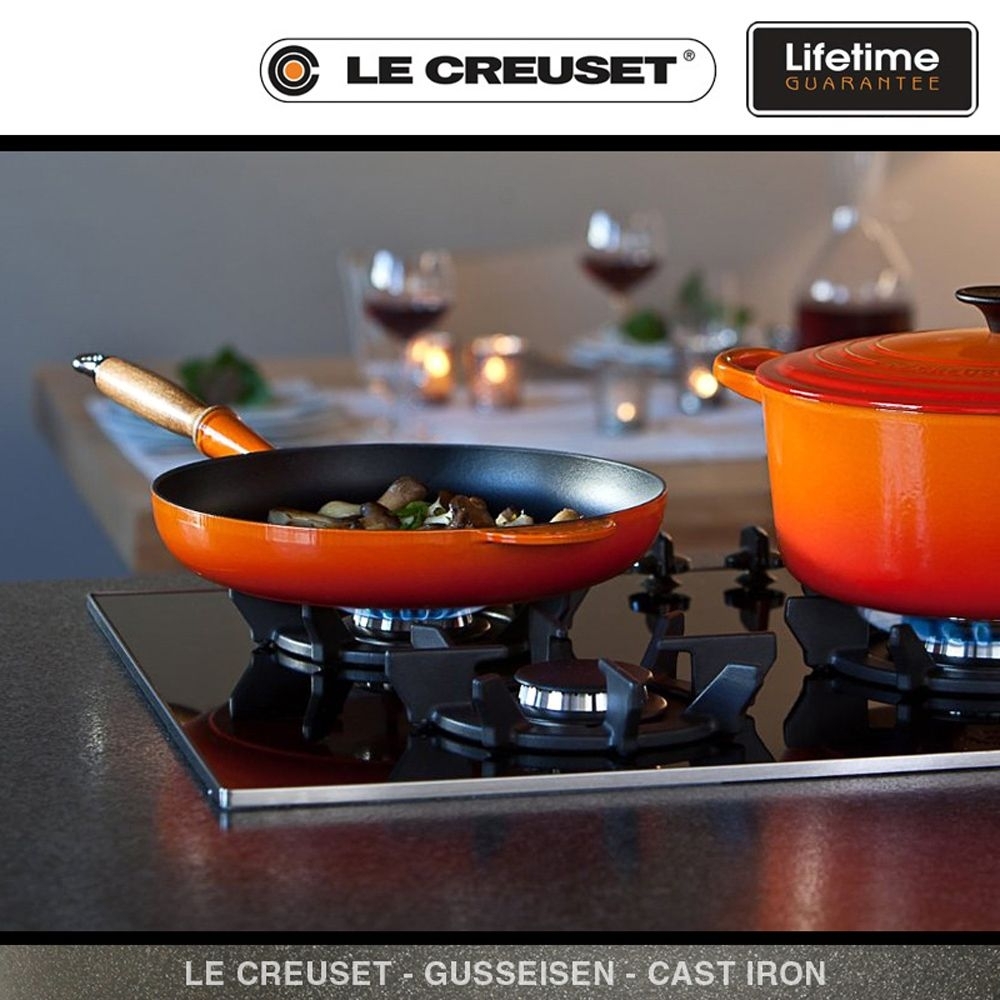 Le Creuset - Frypan with wooden handle 26 cm - Flame Le Creuset - Frypan with wooden handle 26 cm - Flame