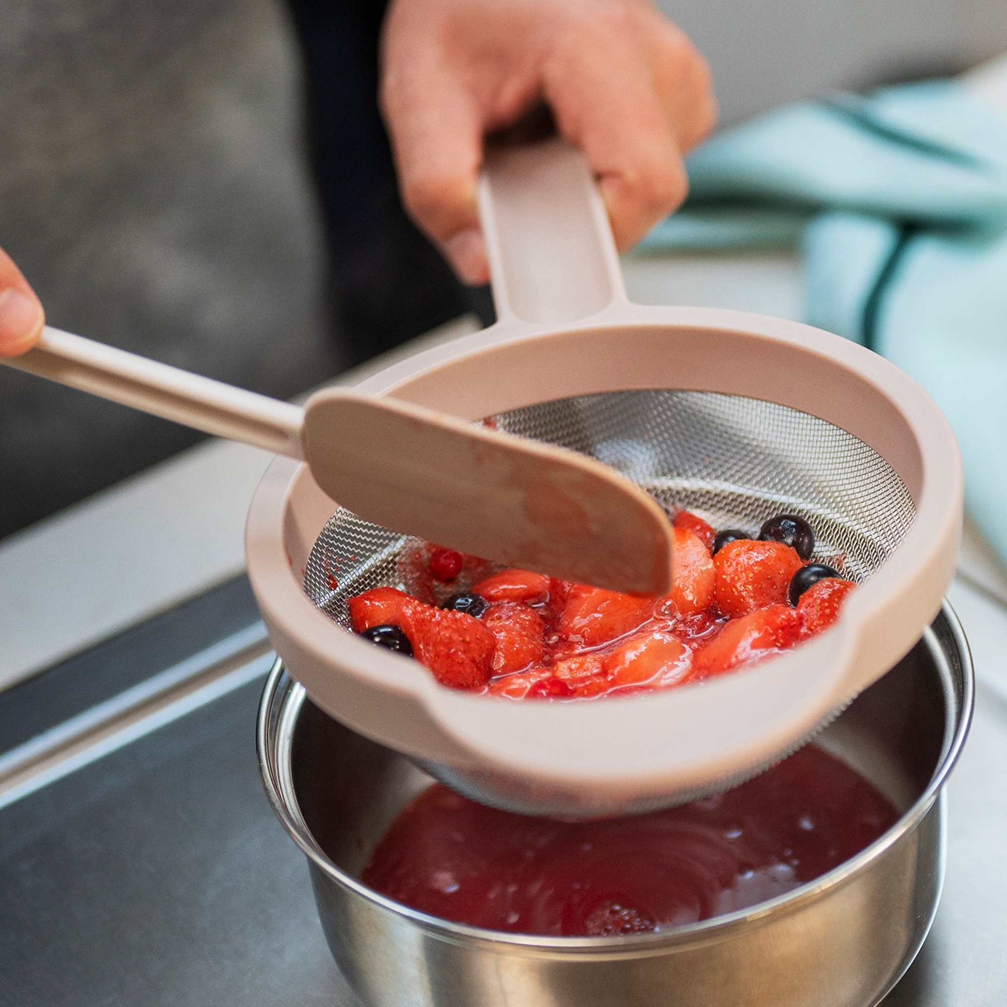 Mepal Chef It kleiner Teigschaber chalk beim Kochen