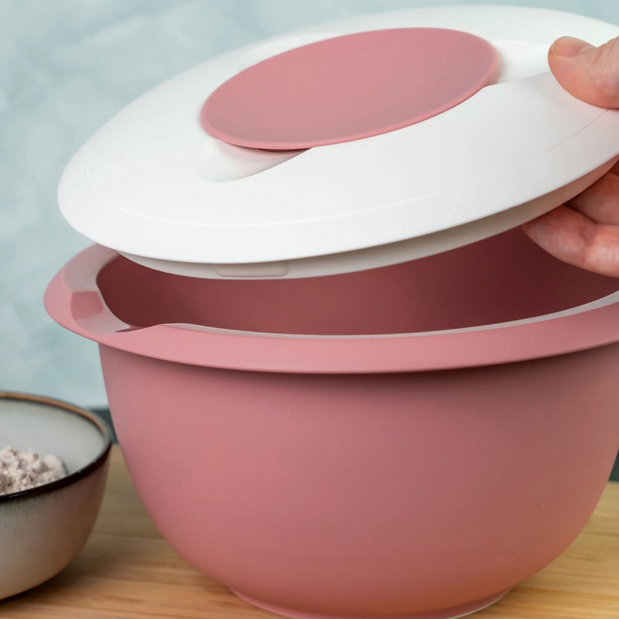 Westmark - Rührschüssel mit zweigeteiltem Deckel 3,5 l - Rosa/Weiß