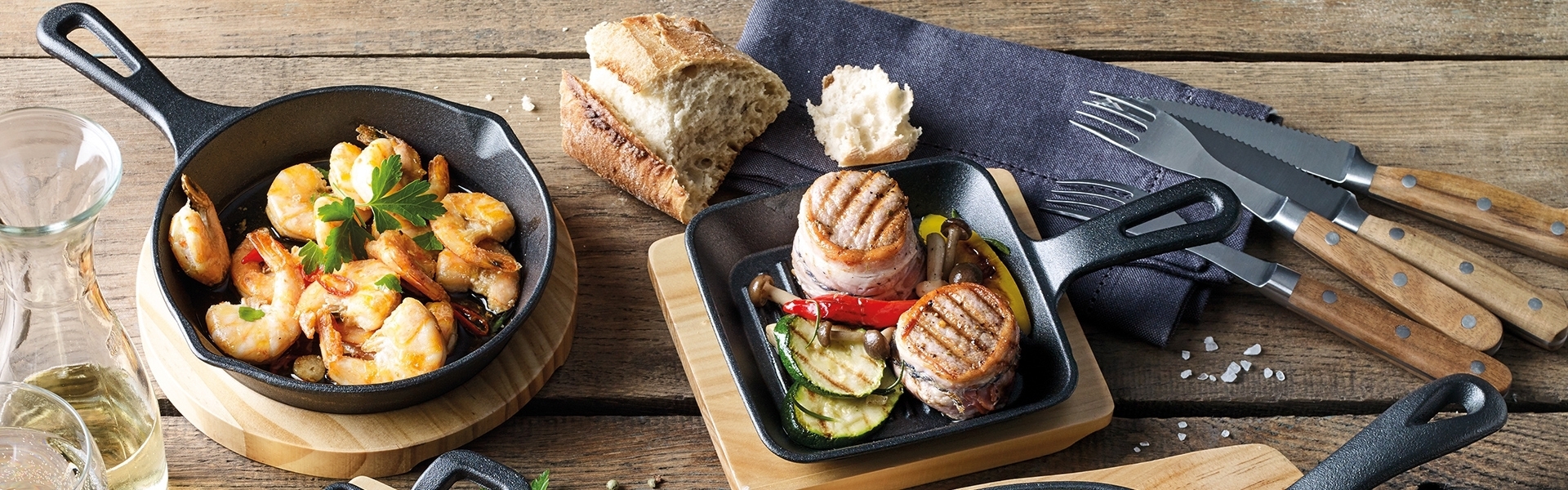Servierpfannen aus Gusseisen mit Garnelen, Steak und Gemüse