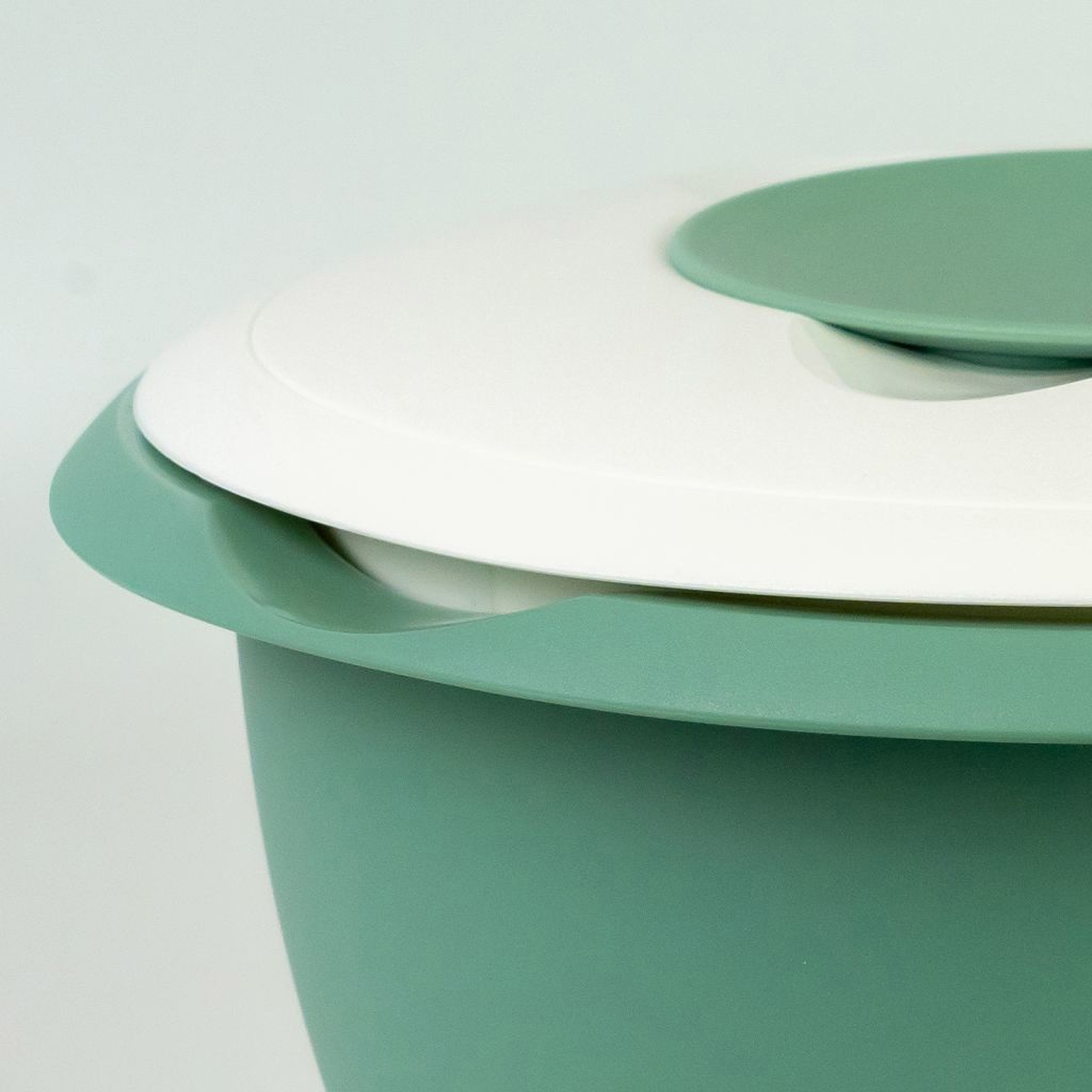 Westmark - Mixing Bowl with Two-Part Lid - 2,5 L - Mint Green/White