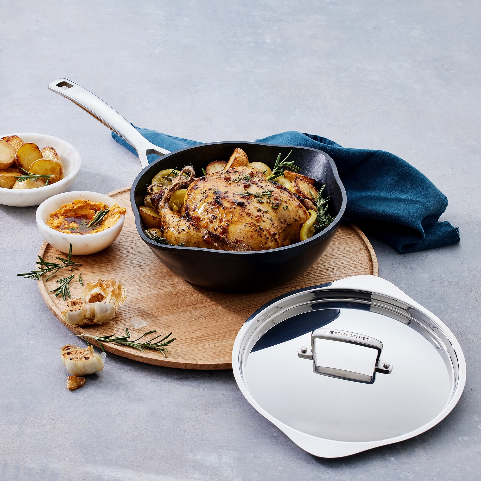 Le Creuset - Toughened Non-Stick Chef's Pan with Pouring Spouts + Lid 24 cm Le Creuset - Toughened Non-Stick Chef's Pan with Pouring Spouts + Lid 24 cm