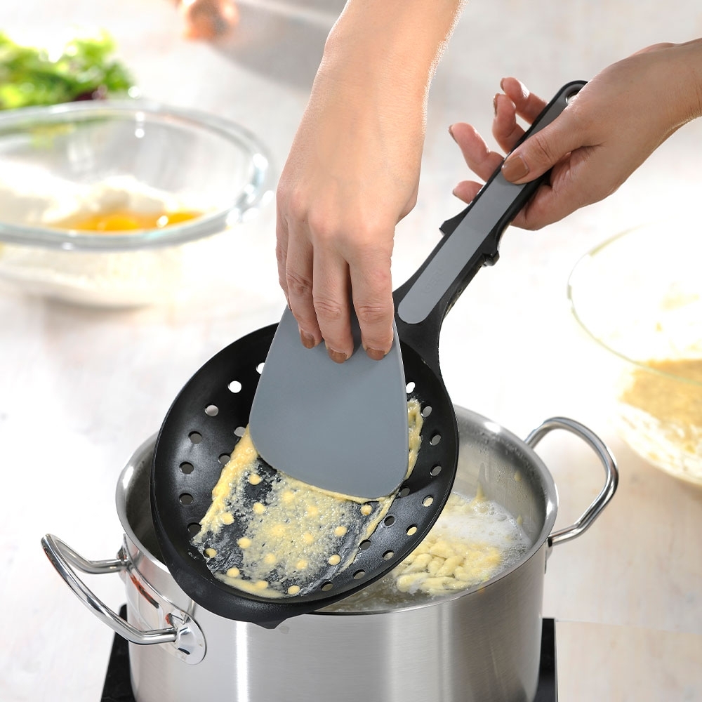 Gefu - Spätzlelöffel mit Schaber Gefu - Spätzlelöffel mit Schaber