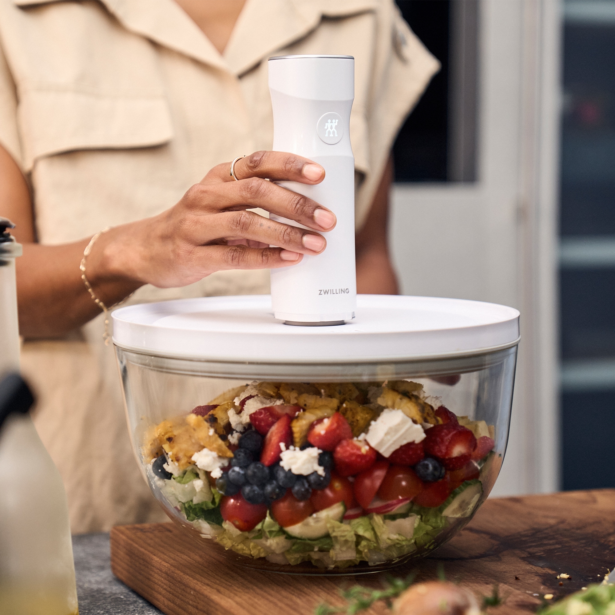 Salatschüssel mit ZWILLING Vakuumpumpe und frischem Salat