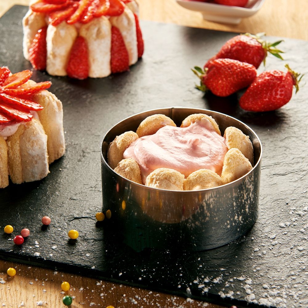 Round dessert mould with strawberry cream tartlet