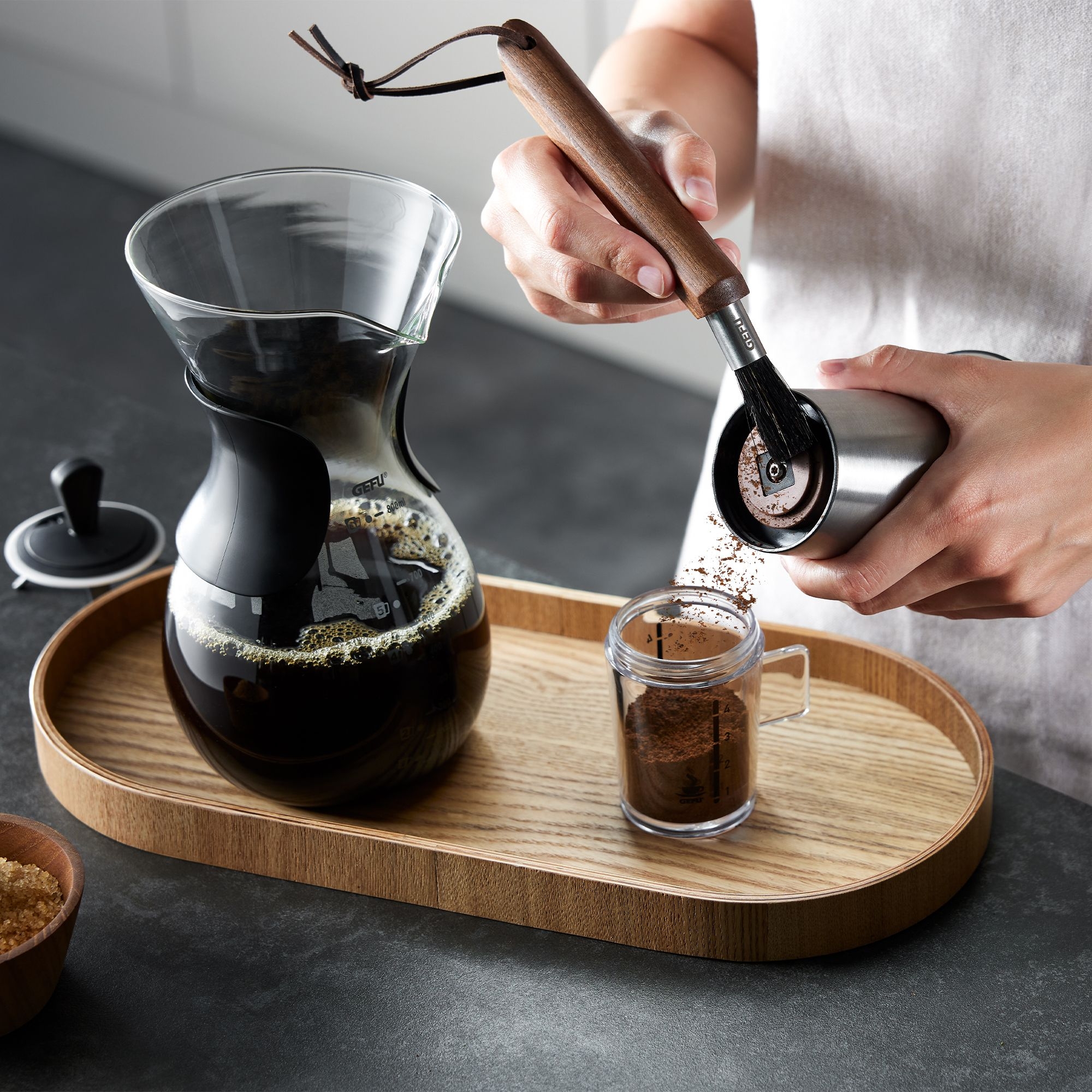 Frische Kaffeebohnen mahlen und Kaffeezubereitung im Glas