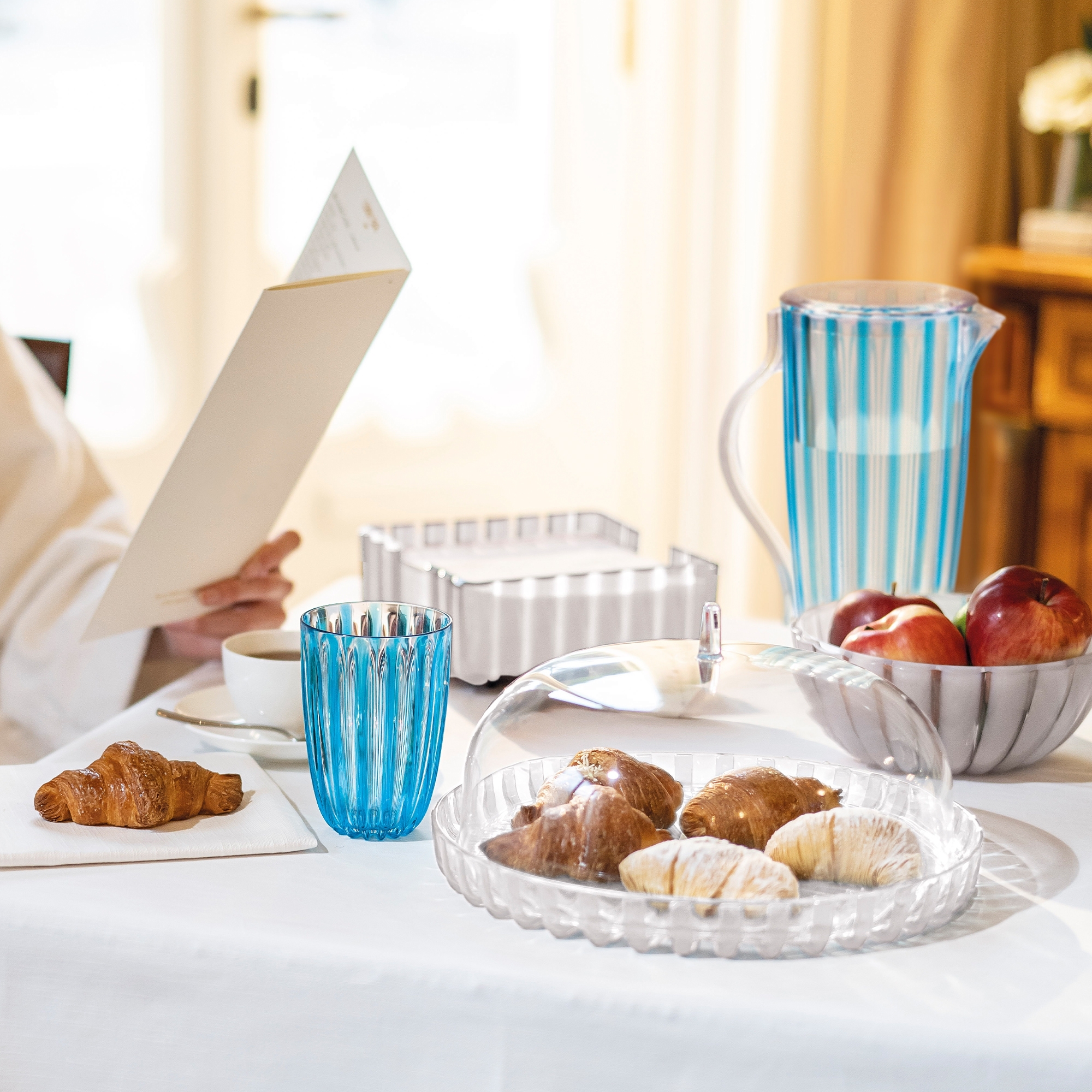Guzzini - Cake Plate with Dome "Dolce Vita" white Guzzini - Cake Plate with Dome "Dolce Vita" white