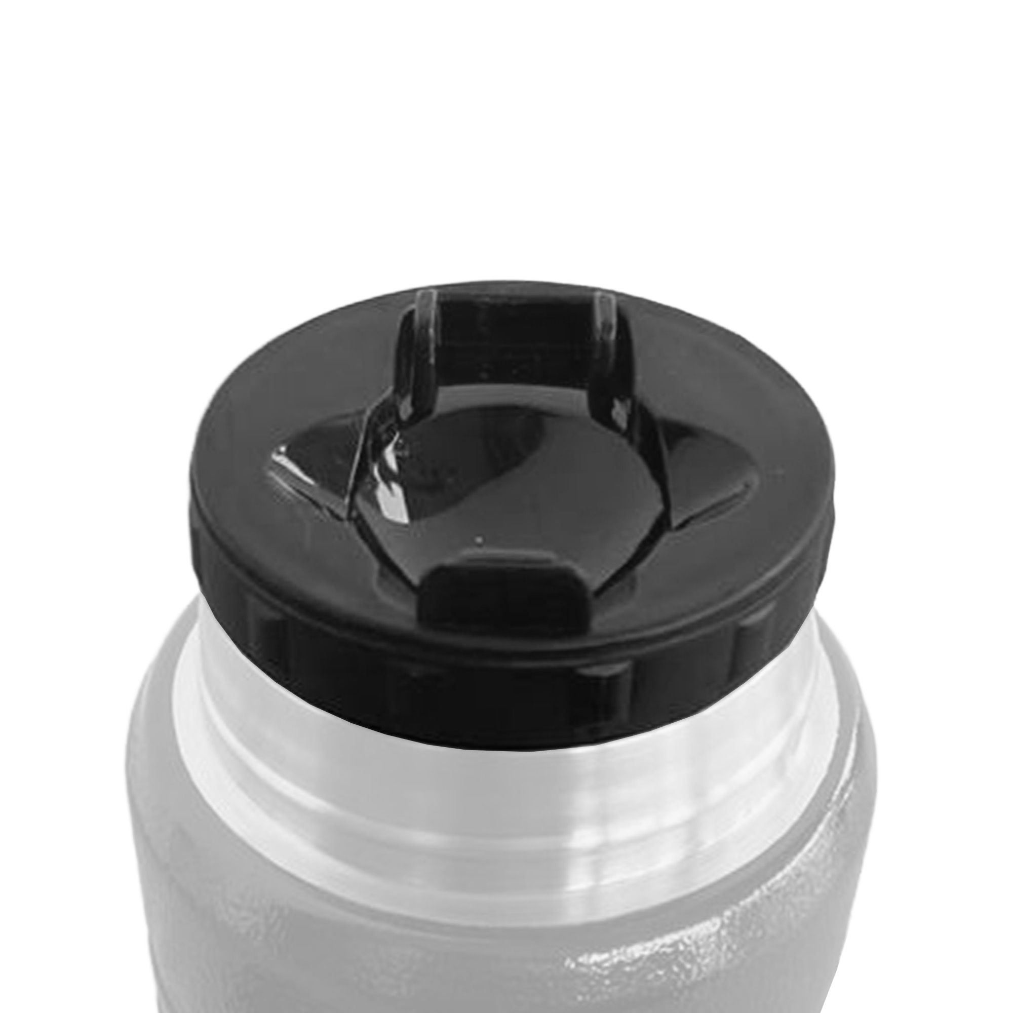Detailansicht einer Trinkflasche mit schwarzem Deckel