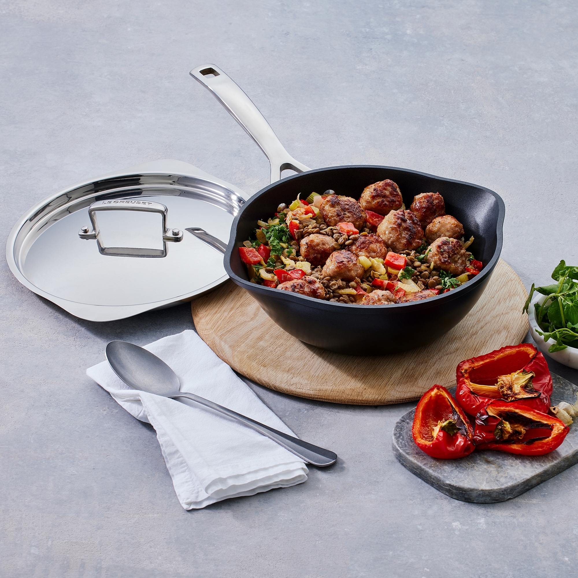 Le Creuset - Toughened Non-Stick Chef's Pan with Pouring Spouts + Lid 24 cm Le Creuset - Toughened Non-Stick Chef's Pan with Pouring Spouts + Lid 24 cm