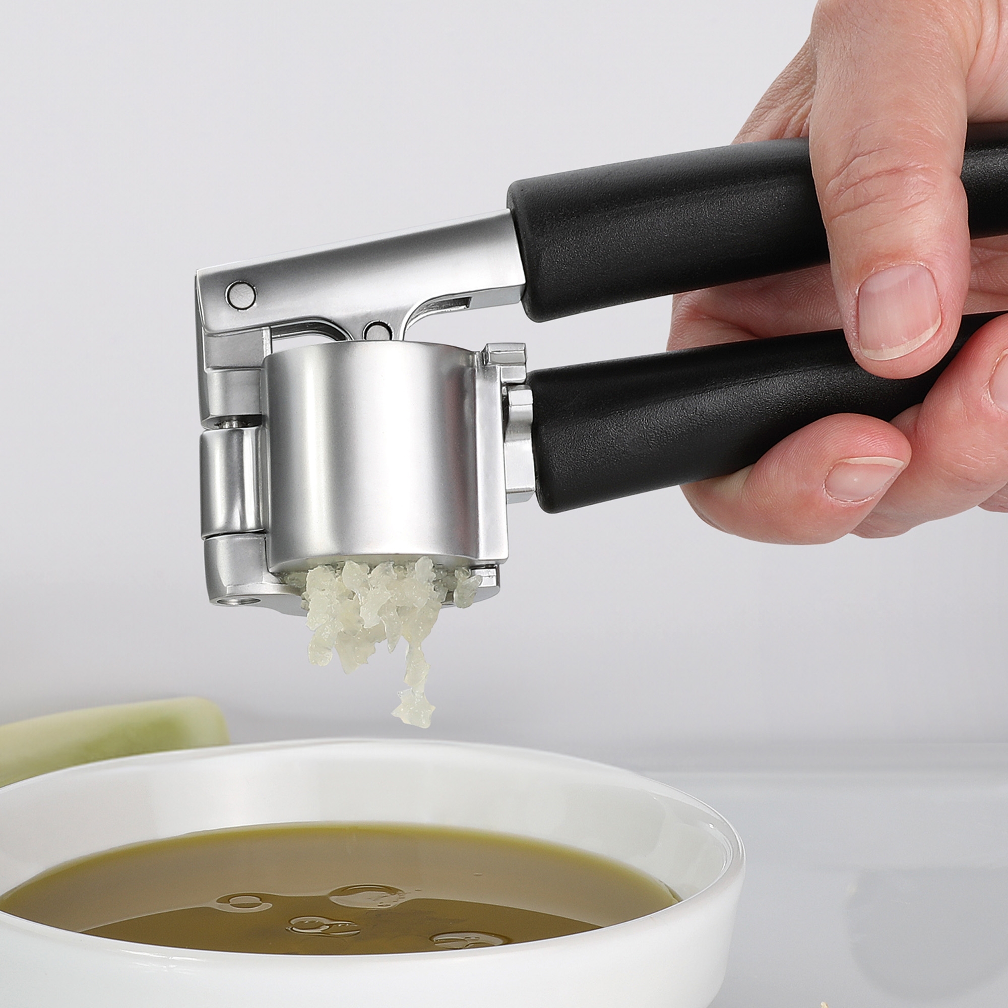 Knoblauchpresse PROFILE von Küchenprofi beim Pressen