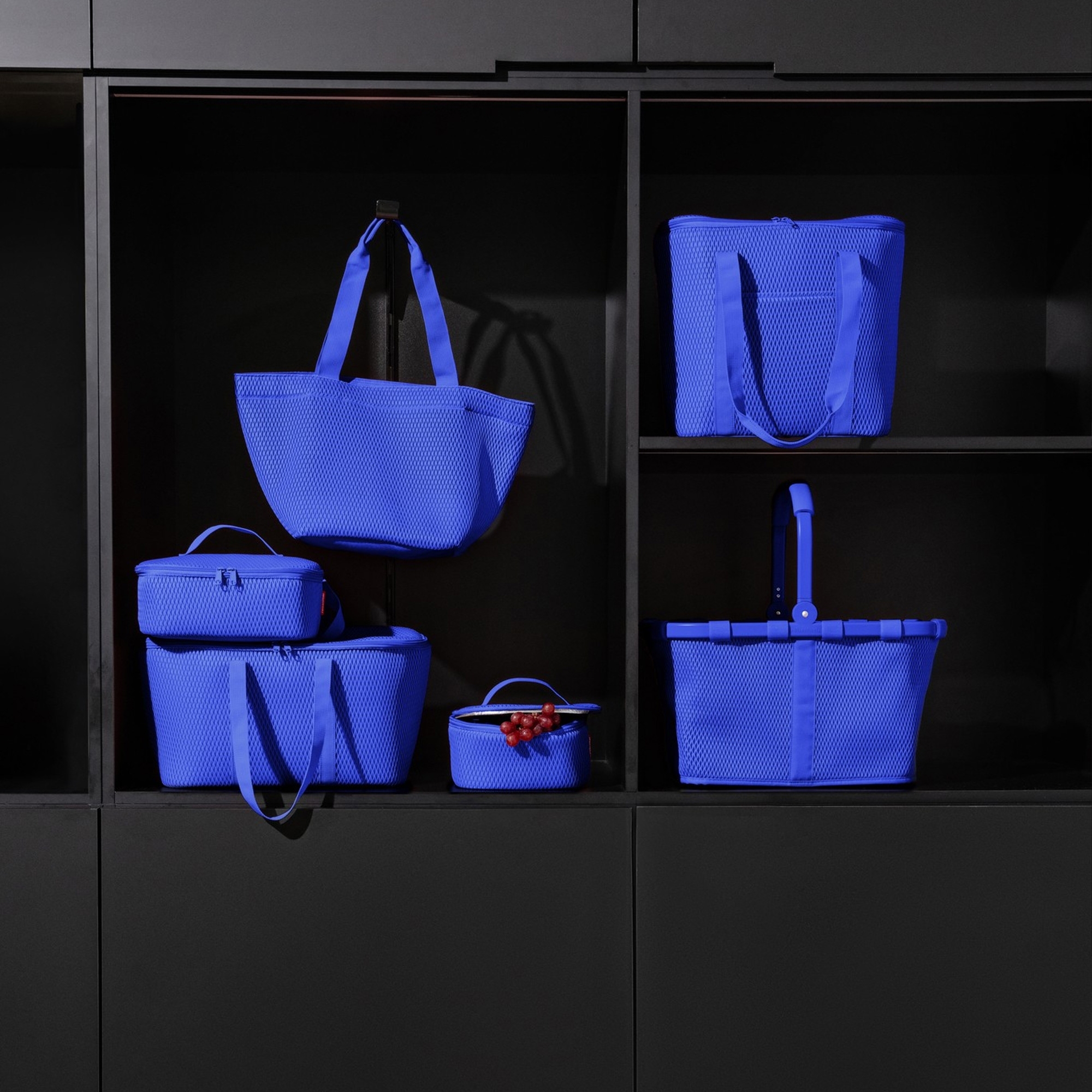 reisenthel - carrybag - frame mesh royal blue reisenthel - carrybag - frame mesh royal blue