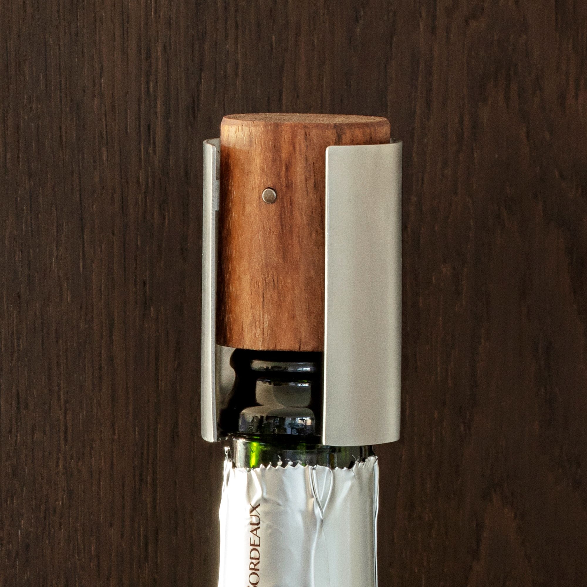 Moderner Sektflaschenverschluss aus Holz und Edelstahl