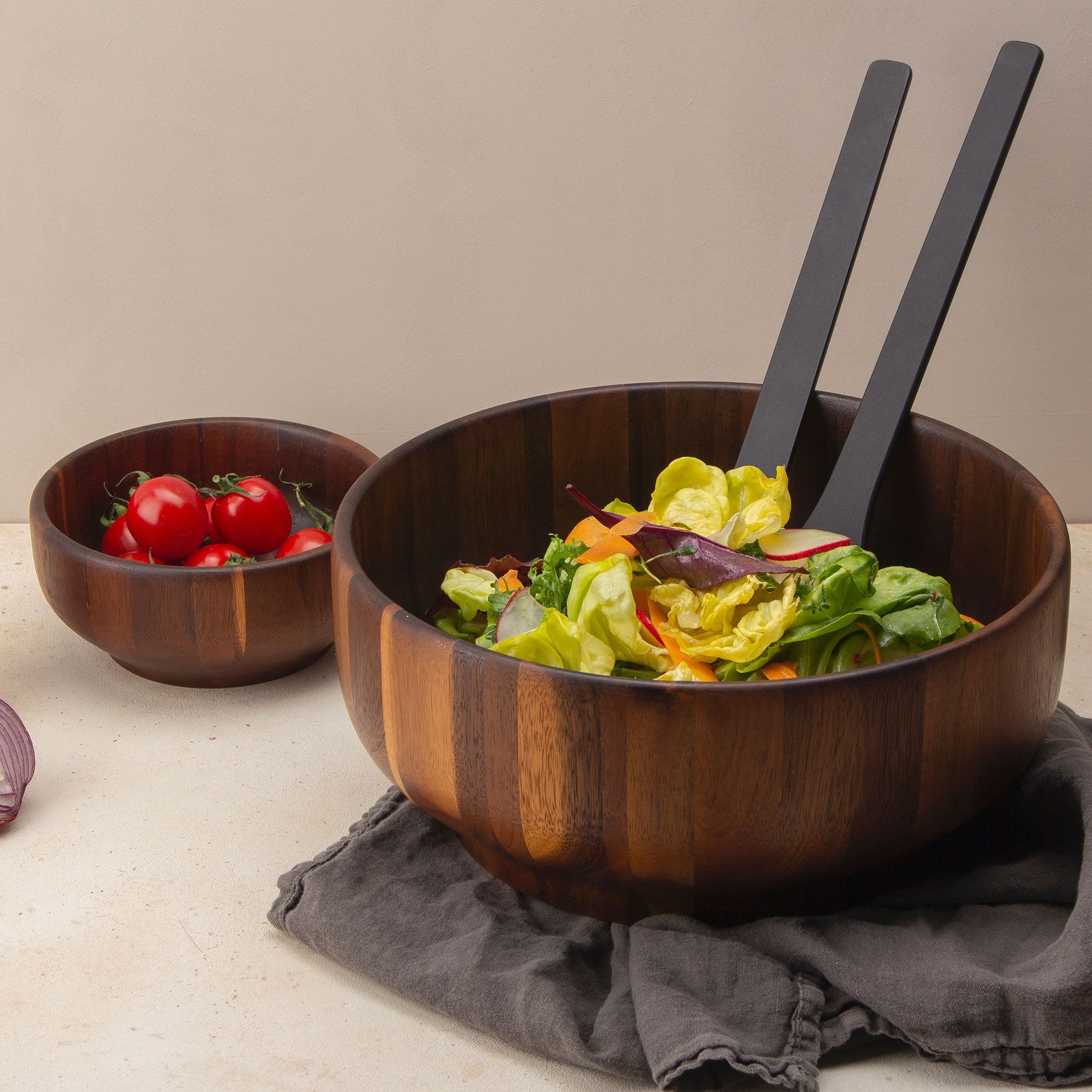 Holz-Salatschüssel mit frischem gemischtem Salat