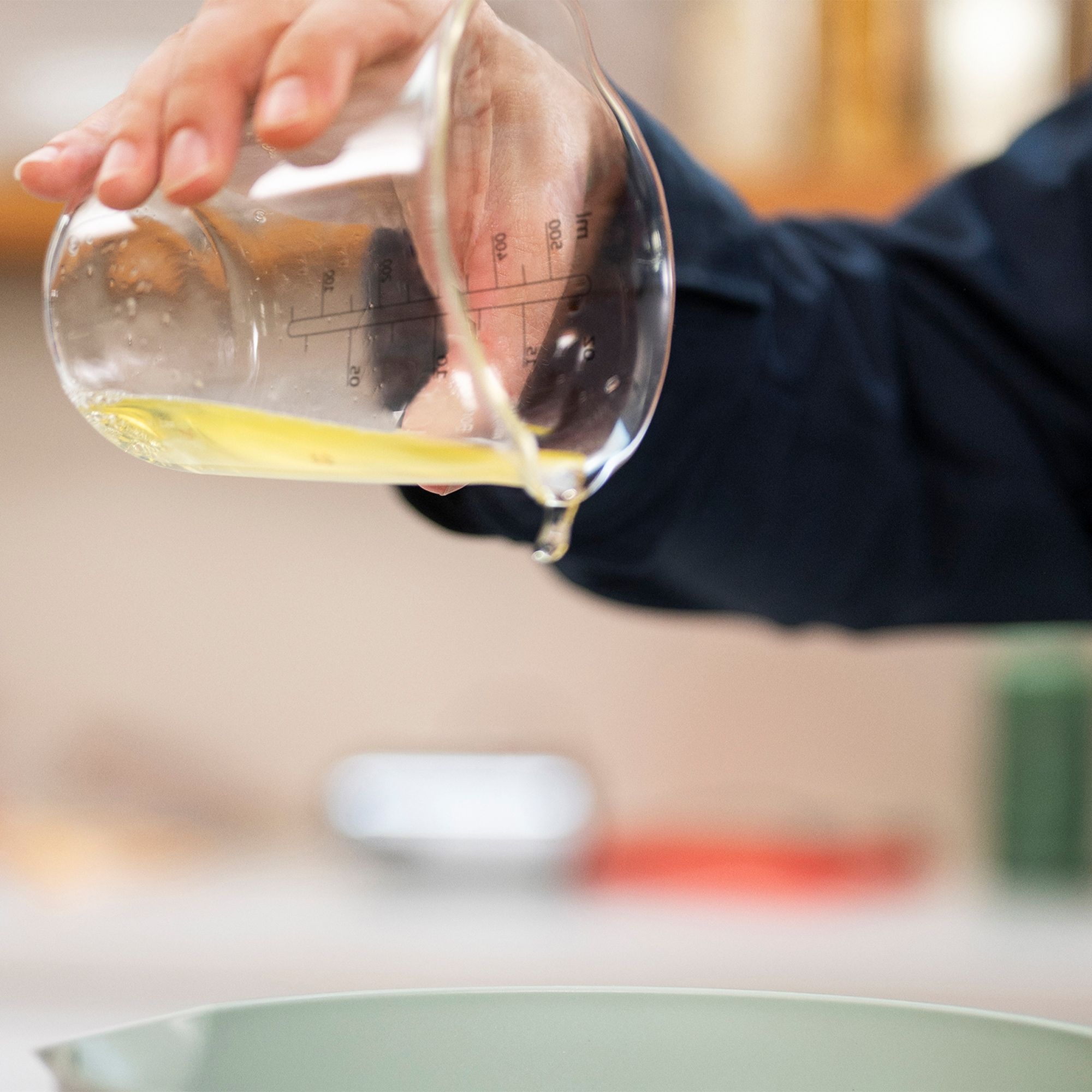 Mepal Chef It measuring jug with spout in use