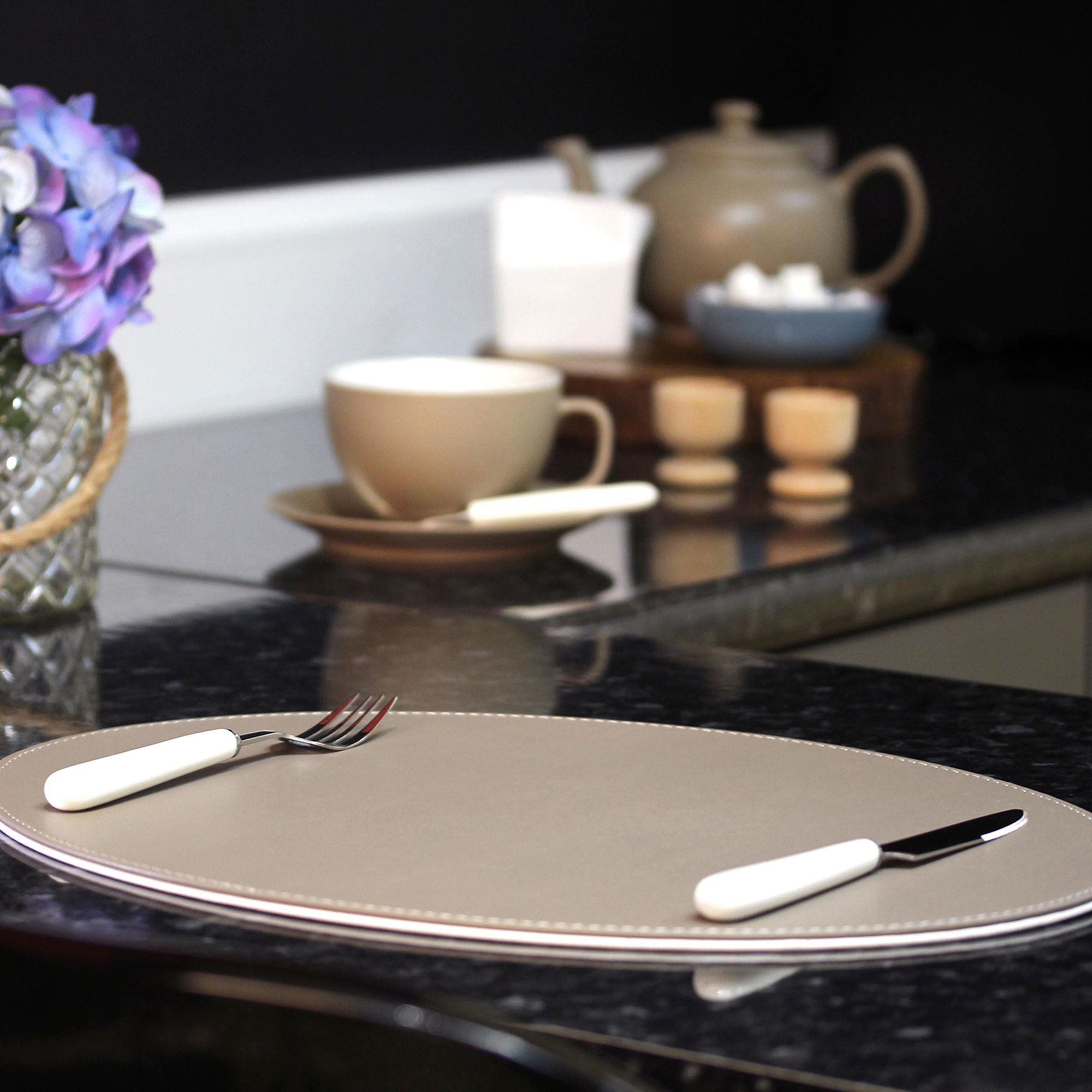 Freeform - Oval placemat - Taupe/White - 45 x 34 cm