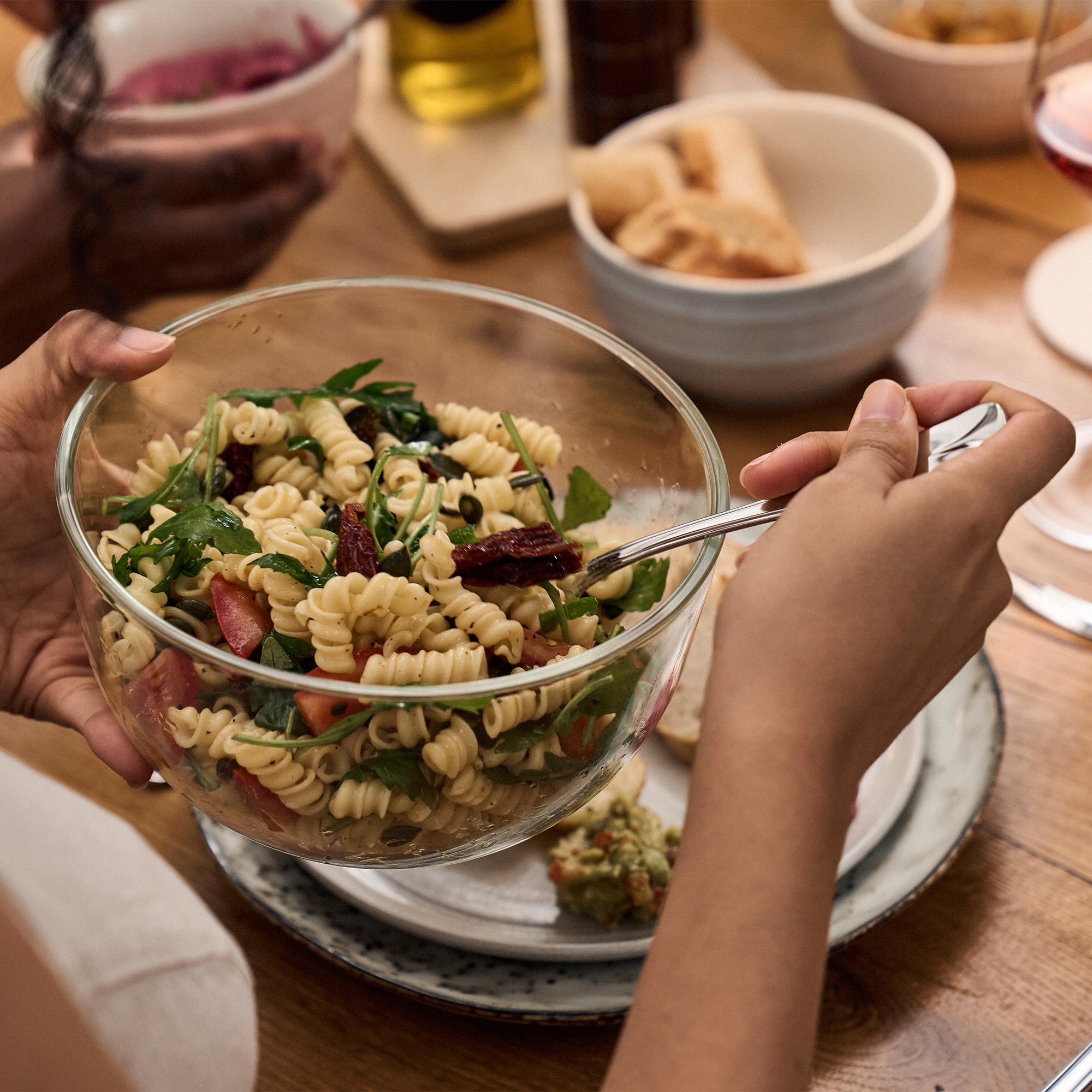 Glas-Schüssel mit Nudelsalat und Gemüse
