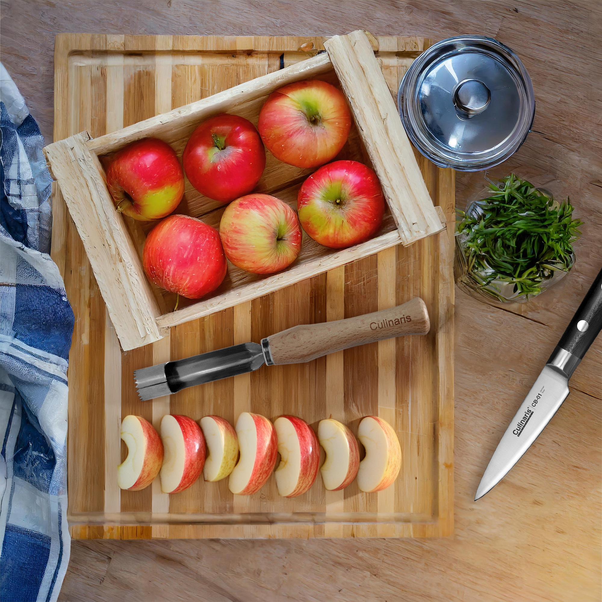 Beechwood apple corer by Culinaris with fresh apples