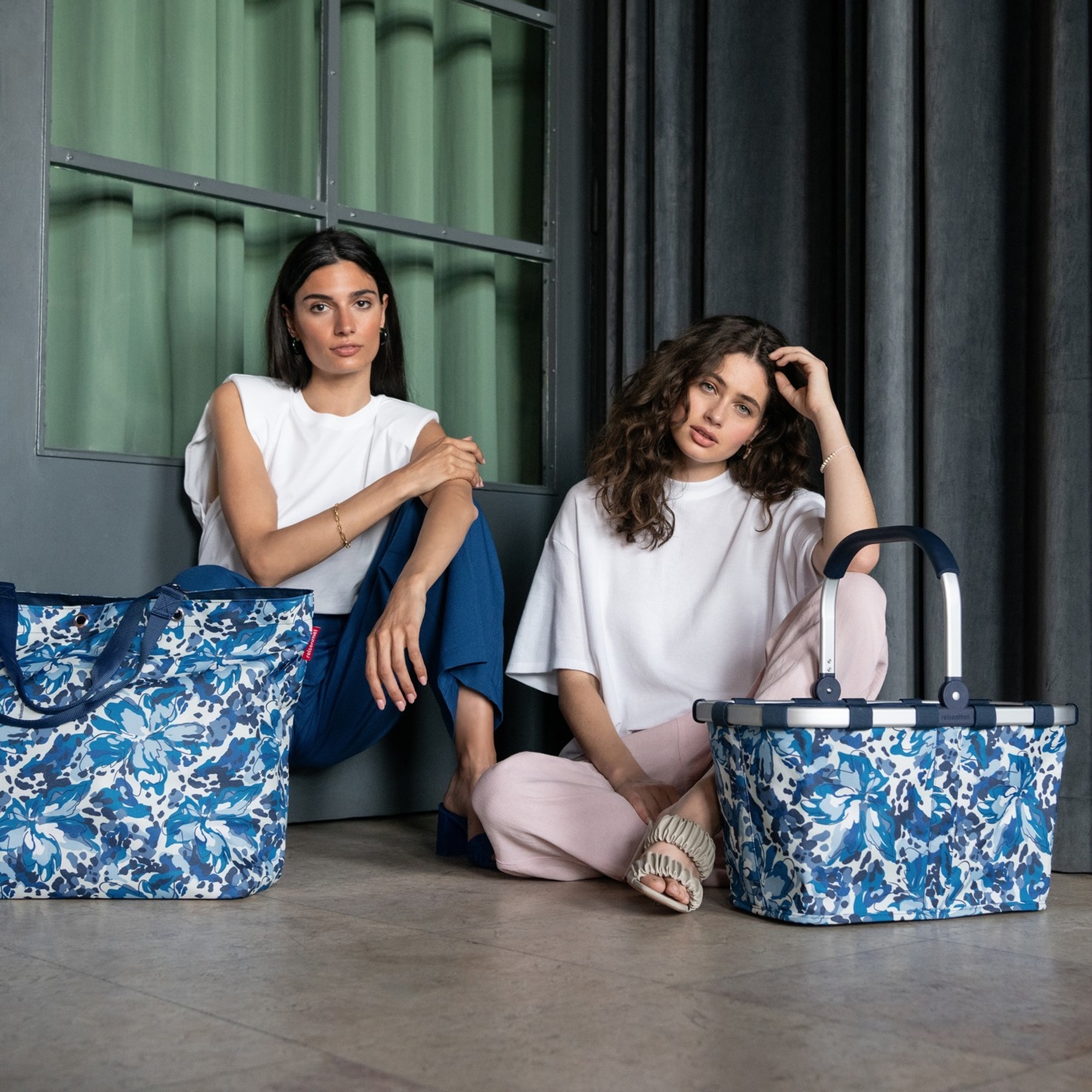 reisenthel - carrybag -  flora blue reisenthel - carrybag -  flora blue