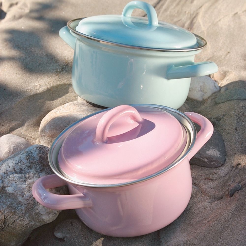 Riess, 0547-006 5-delige geëmailleerde pannenset, pastelkleuren, 2 pannen met chromen rand 18,22 cm met deksel, 1 steelpan met deksel 20 cm, 1 steelpan 16 cm, 1 pan inclusief